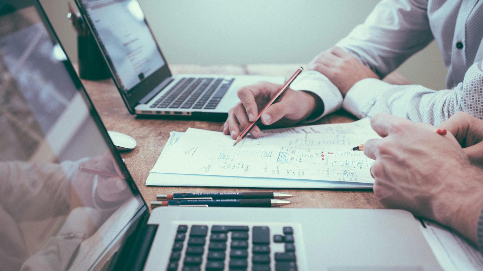 Planification des besoins en matériaux (MRP) et planification des ressources de l'entreprise (ERP) : différences essentielles et applications modernes